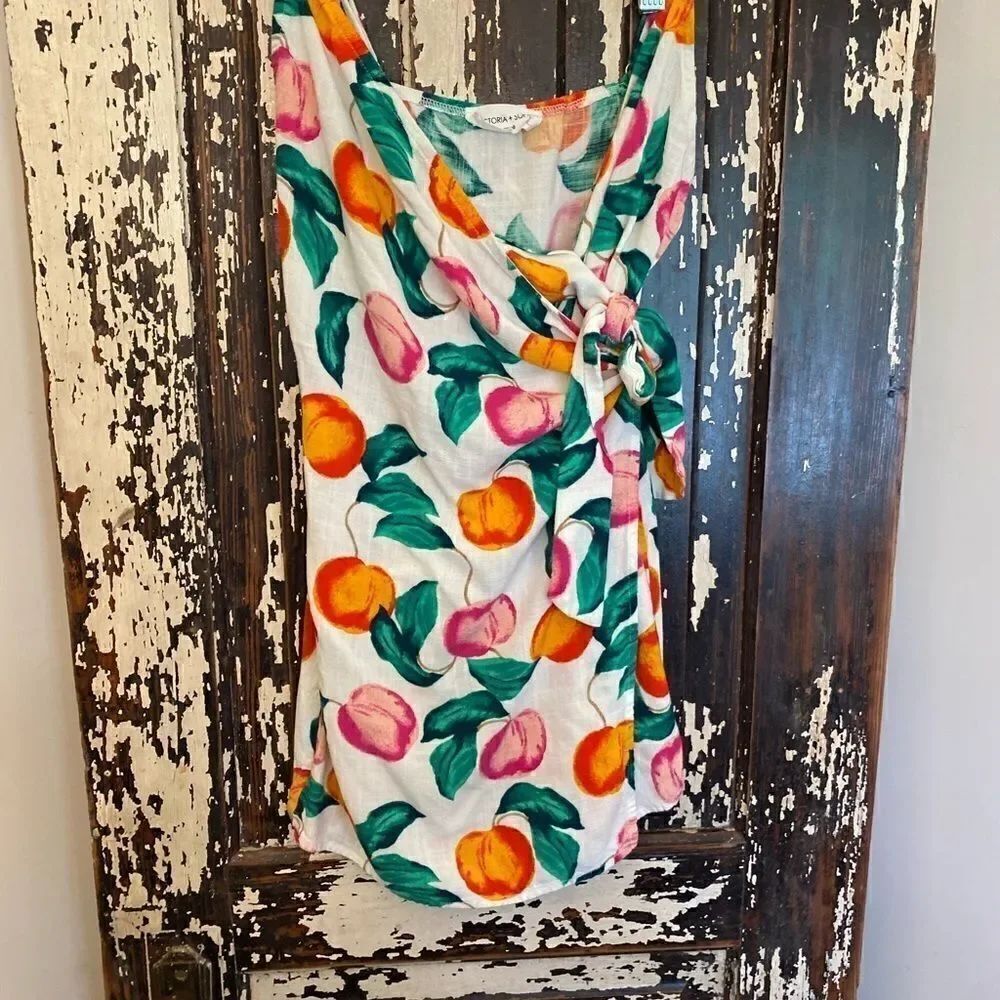 EUC Victoria and Sophia fruit wrap top. Size Small